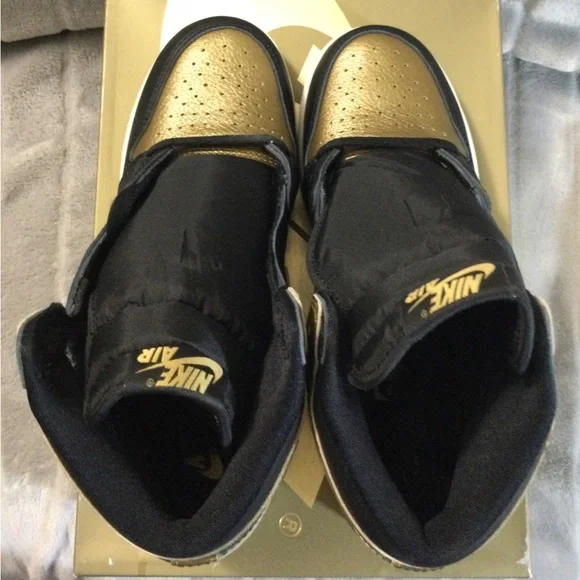Nike Air Jordan 1 Retro High OG Black/Metallic Gold Size 6Y - Picture 3 of 15